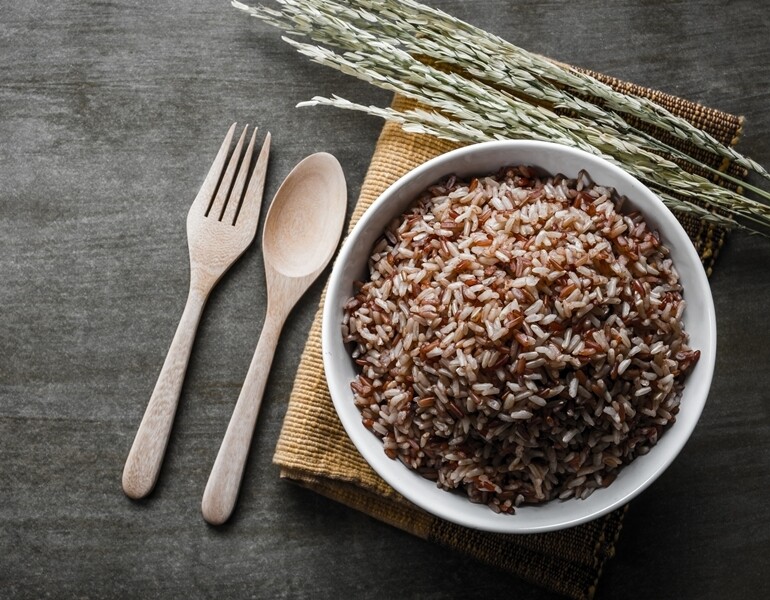 糙米含豐富維他命B群，膳食纖維含量高，抗性澱粉也比白米高