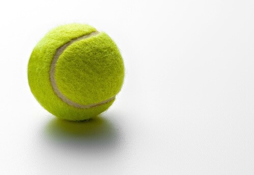 4.網球按摩腋下先在地板鋪上瑜伽墊，然後預備一個網球。預備動作是身