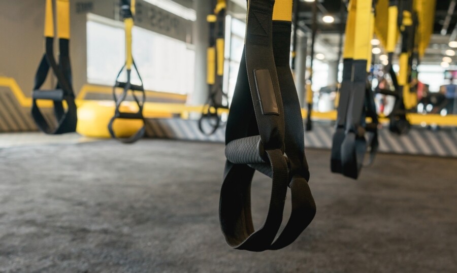 TRX 懸吊繩分兩邊，兩邊末端都有把手，可以手扶著或扣在腳背進行各種訓
