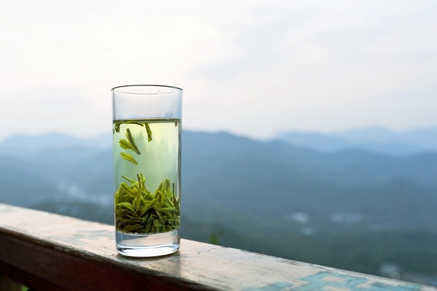 秋葵綠茶減肥餐單材料：洗乾淨的秋葵10條、 大約一公升水、綠茶茶包2個。