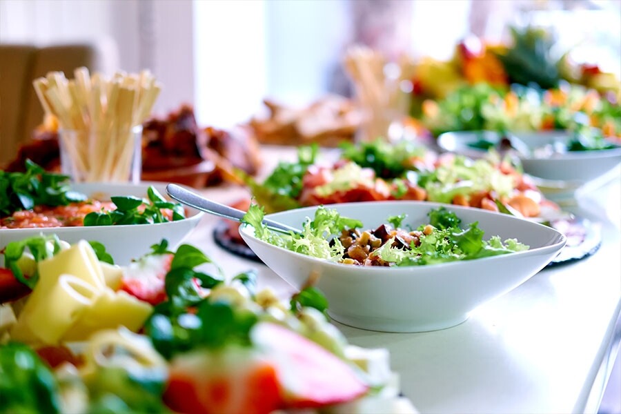 開始自助餐時先吃沙律是不少減肥人士的飲食習慣，因為可藉此增加飽