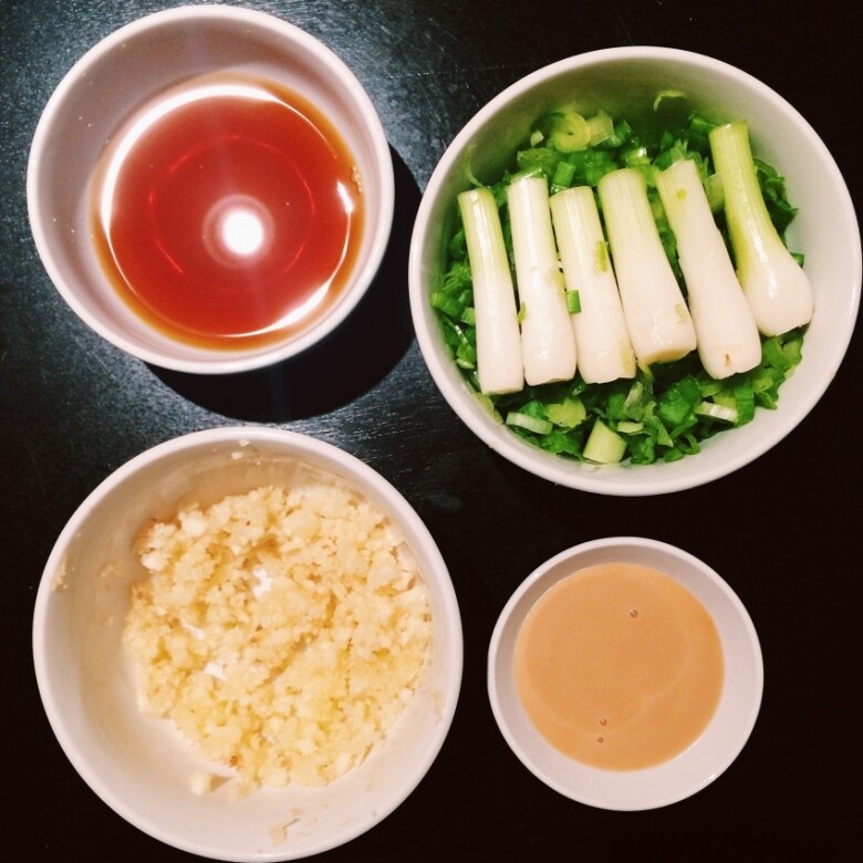 火鍋醬料港式打邊爐還有一個特色，就是醬汁和配料，例如沙茶醬、芝蔴醬