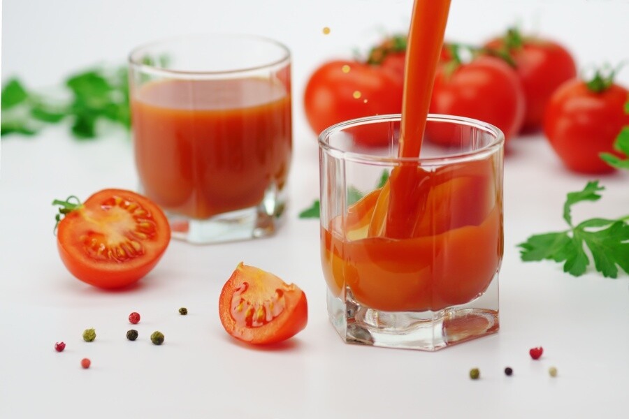 《美國營養期刊》刊登的研究指出，連續8週每天飲用280c.c.的番茄汁，便可