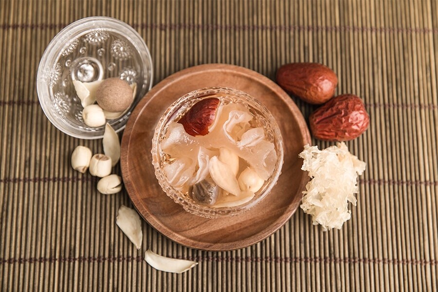 雪耳紅棗桃膠糖水（約161kcal）桃膠被譽為平價燕窩，含豐富食物纖維，有助腸
