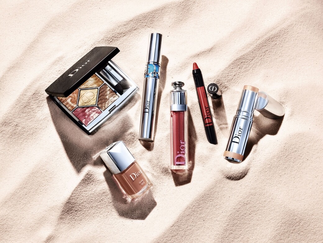 Dior 今年夏季彩妝系列以沙漠中的沙丘為出發點，地平線上的藍天、明媚的