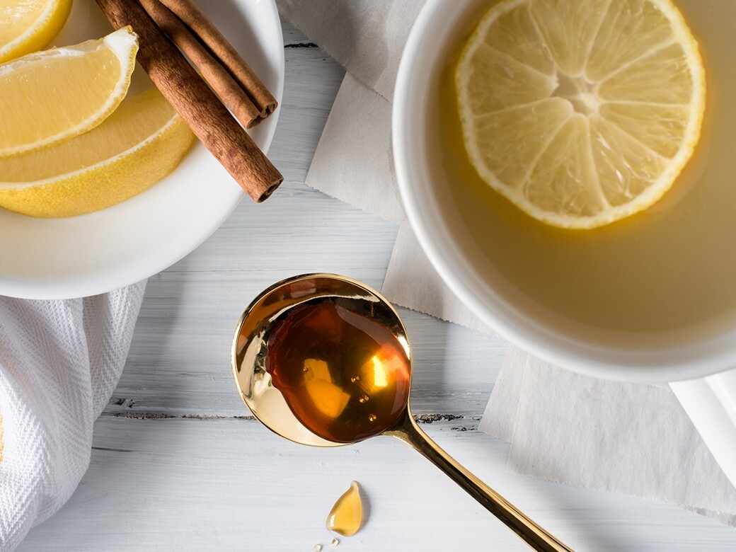 營養師建議「熱威士忌 + 蜂蜜」或「蜂蜜檸檬水」較適合當作「輔助」加強免疫力的