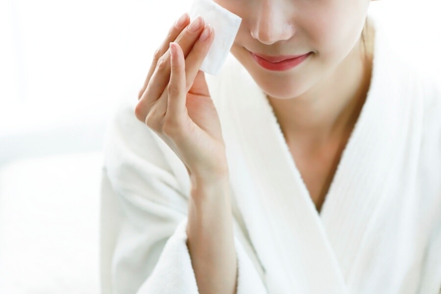如皮膚屬於乾性，可選用油份較重如乳霜類的透明質酸。
