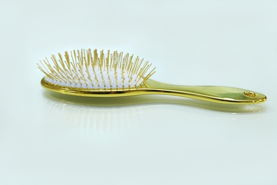 由於梳齒是鍍金而成，具傳導功能的梳齒，在梳頭時能過透過磨擦產生電