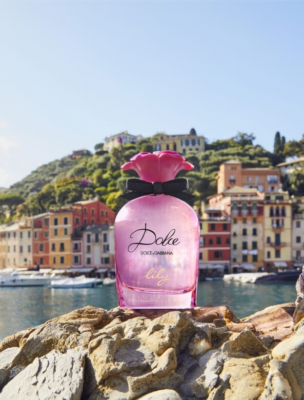 全新淡香氛Dolce Lily靈感源自象徵女性氣質和善良的粉紅百合花，是Dolce系列