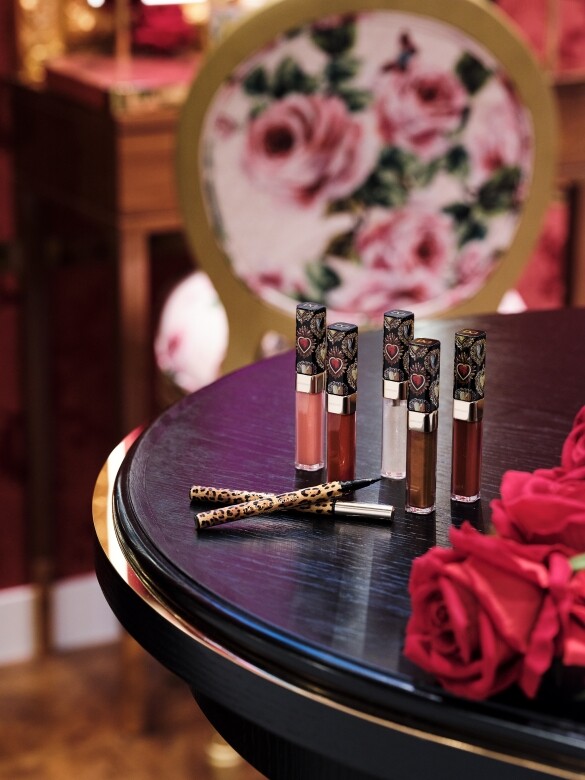 除了Dolce Rose淡香氛，今季推出的彩妝系列亦是亮眼矚目的焦點。Shinissimo 水潤炫彩