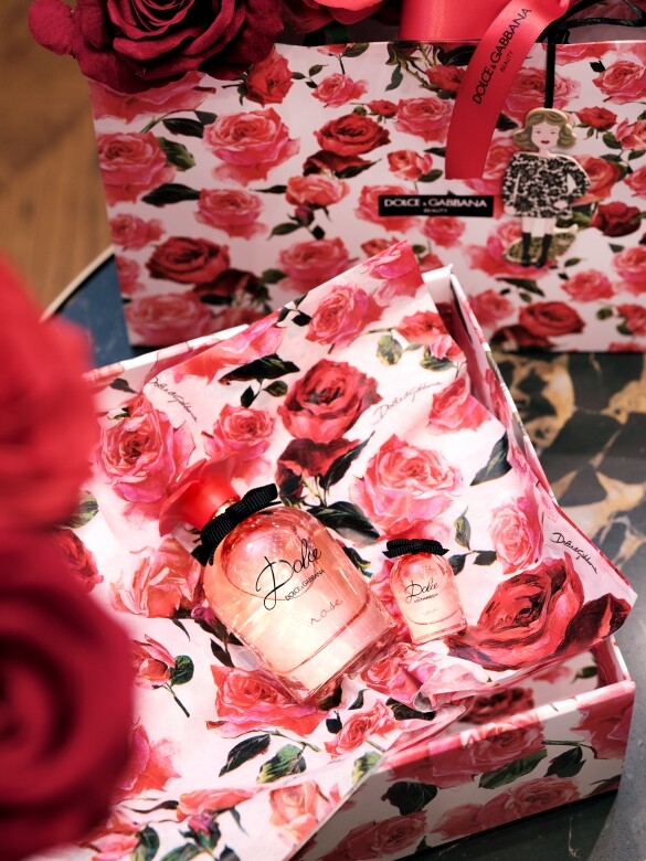 活動期間所有產品將以帶有Dolce&Gabbana標誌性玫瑰印花的精美花紙包裹着，並