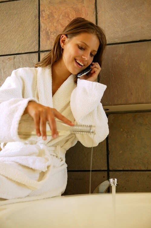 沖涼時加入沐浴油可以令肌膚即時有滋潤效果，保持皮膚有油潤感。但要
