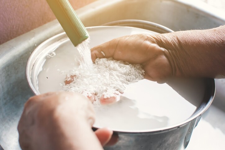 洗米水當中含有碳水化合物，而碳水化合物當中有可以修護皮膚的物質