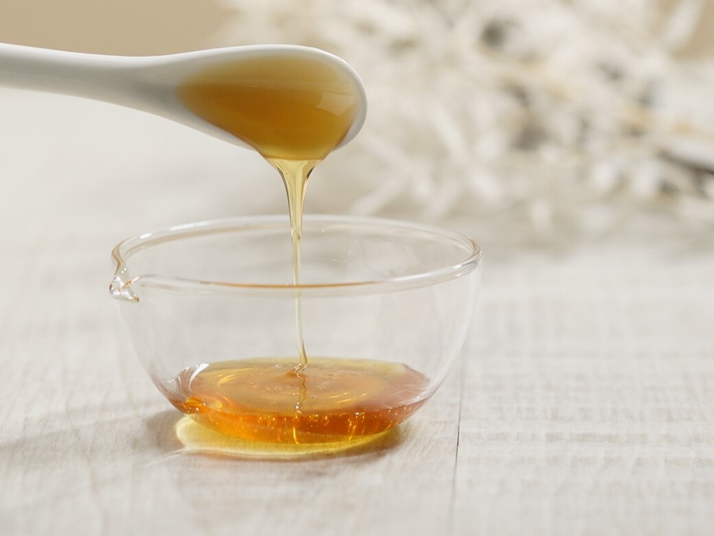 蜂蜜性平；味甘；歸肺、脾、大腸經。功效：蜂蜜具有補中潤燥，止痛，解毒，滑腸通便