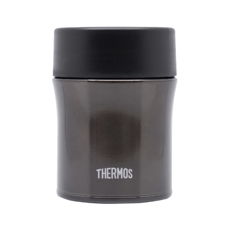 THERMOS 真空燜燒罐採用內上蓋特殊設計，內上蓋可瀝水，且方便外上蓋開啟，達