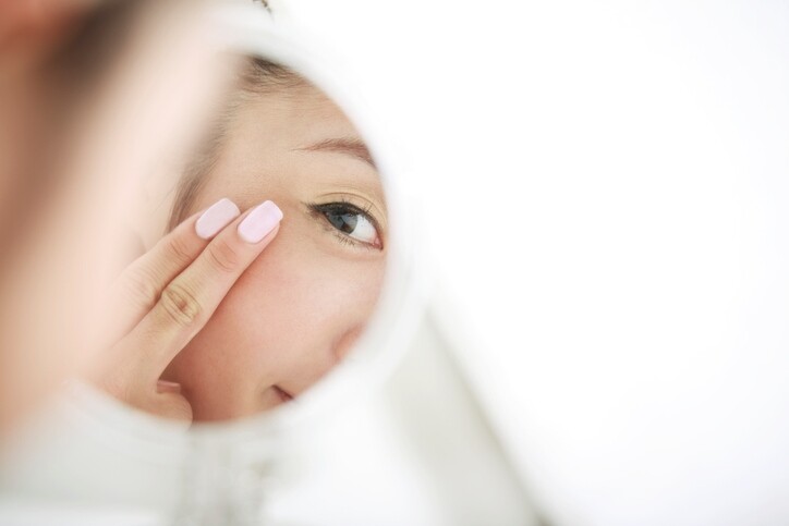 要黑眼圈及眼袋消失，你可以每天在為眼部肌膚進行通淋巴的按摩，讓相