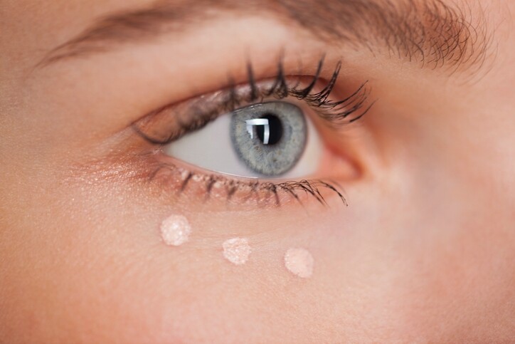 正確的遮瑕膏用法其實在塗遮瑕膏前，其實應先塗上眼霜或眼部精華液