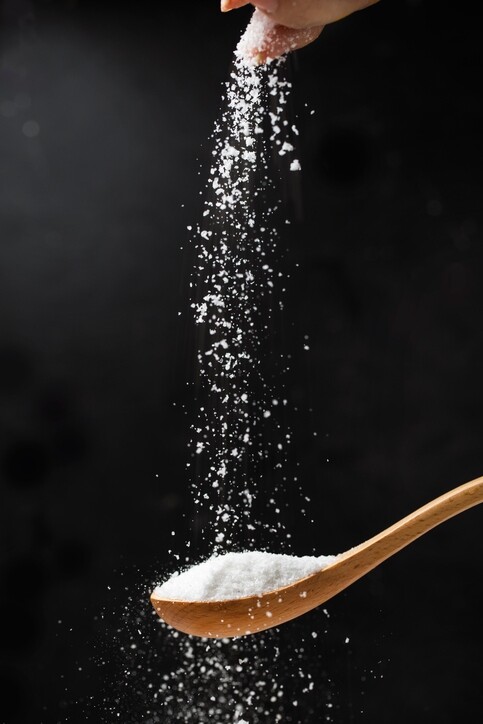 如果鹽分攝取過多，身體容易有水腫問題，導致暫時性眼皮下血管明顯，引