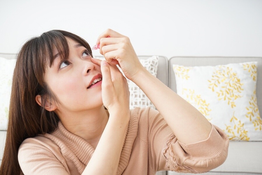保持清潔，眼睛、眼瞼及眼部周圍要徹底卸妝避免使用太油/具刺激性的眼