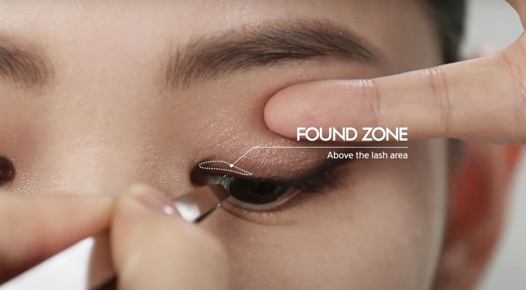 把假睫毛塗上睫毛膠水後，往真睫毛上方 (圖片中Found Zone位置) 以及空隙位置