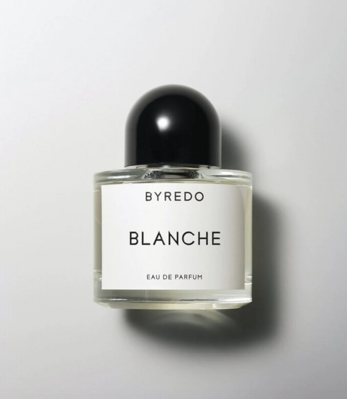 Blanche本身幾乎是透明的 Blanche 蘊含別具代表性的白玫瑰，其經典純淨的優雅配
