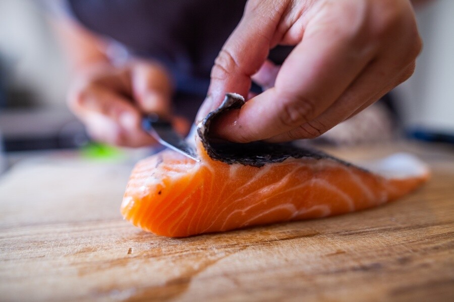 魚油是營養補充品中的成份常客，它有助令頭髮更有光澤，也有助於頭髮