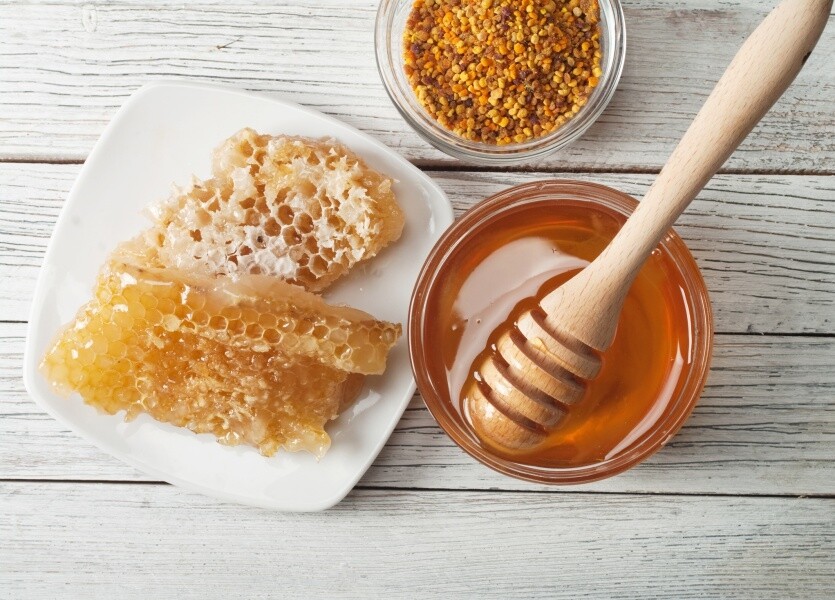 感冒發燒期間應以清熱飲食為原則，不宜進補。蜂蜜是益氣補中的補品，如