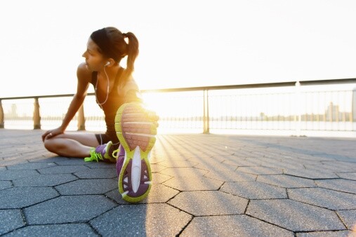 也是因為運動量減少，身體缺乏柔軟度，建議多進行暖身，拉筋或肌力訓練