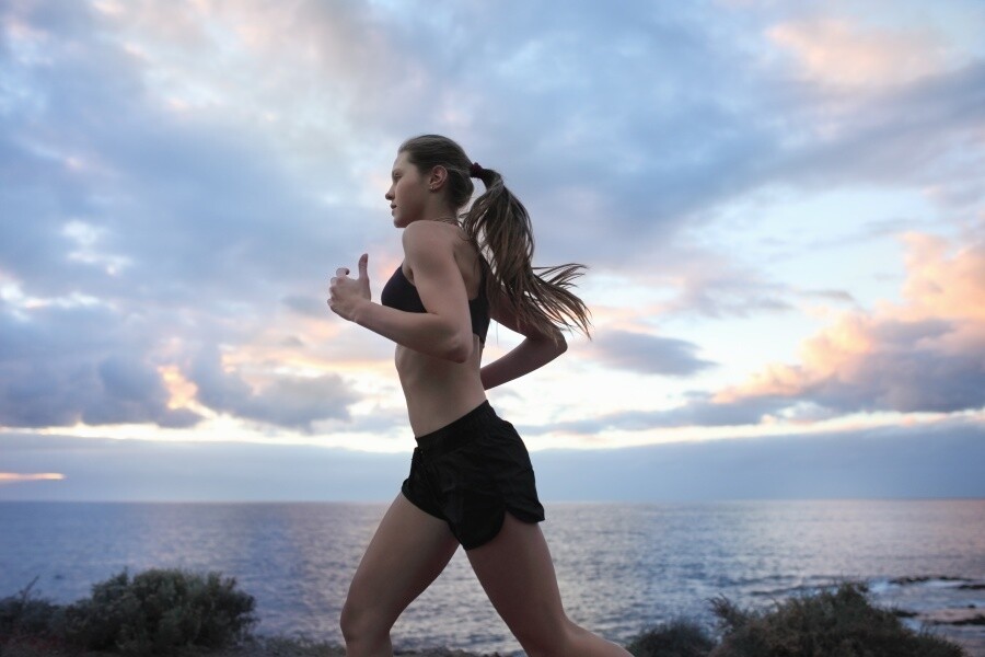 慢跑對於瘦身好處多，但重點在於跑夠時間！慢跑有助讓體內脂肪持續燃