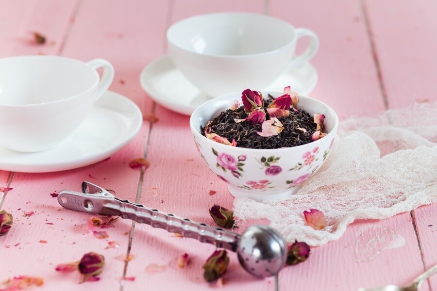 要知道玫瑰花茶含強效的抗氧化劑維他命A、E。多喝玫瑰花茶有助令皮