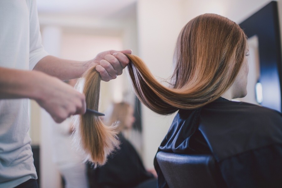 ELLE訪問了髮型專家John D.、Anna Jackson的剪髮箴言，更整理出剪劉海前必須筆記的