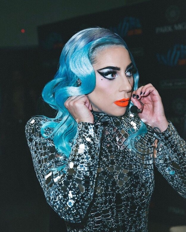 Gaga 這頭冰藍髮色可謂 Crazy Color 的極致