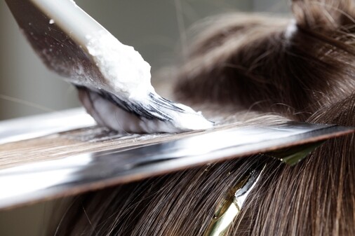 脫髮原因一：過度染髮一般傳統染髮不會過份傷害頭髮，但漂染髮就要多