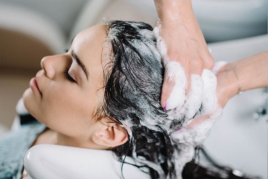 洗髮時可以先把洗頭水放在手心，並搓至起泡。之後再重點清洗髮根，洗走