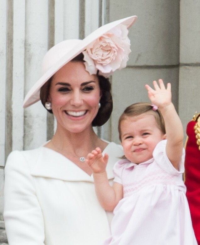 凱特王妃以粉色的花飾跟小公主的淡粉色的衣服成為了最完美的親子