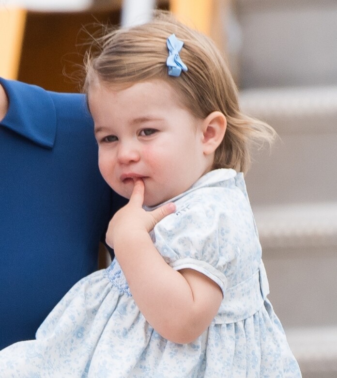 這是夏綠特公主首次出訪加拿大的打扮，身穿藍色花裙，跟媽媽的藍色相