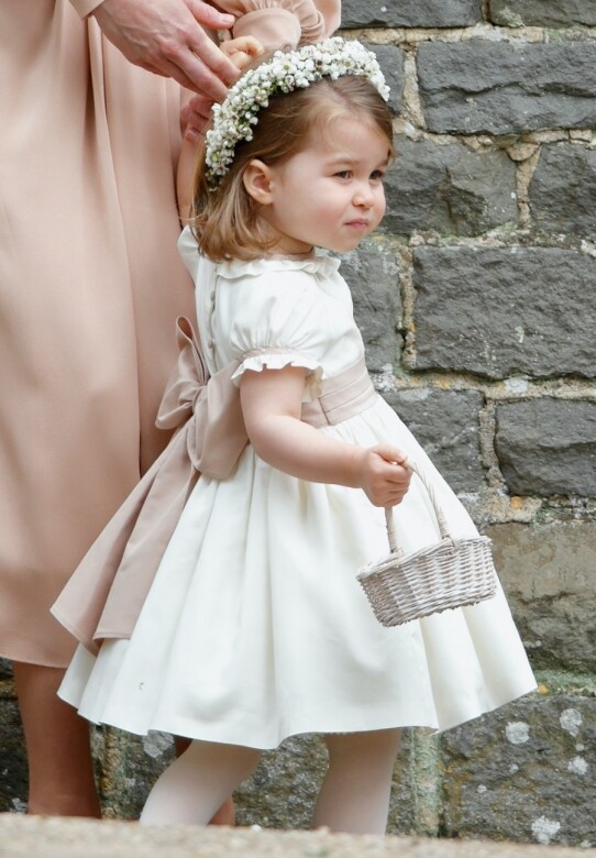 夏綠特公主在Pippa Middleton的婚禮上首次擔任了花女，她的花女造型是用花草編