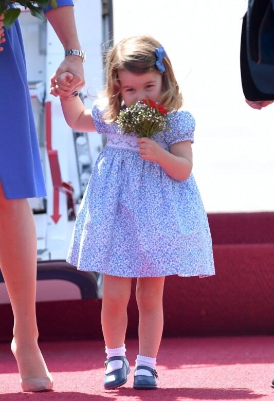 出席皇家巡迴演出的夏綠特公主，以紫色連身裙配搭紫色大蝴蝶結髮夾