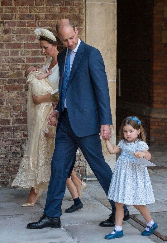 身為家姐的夏綠特公主身穿藍色碎花裙於路易王子洗禮儀式上示人，跟