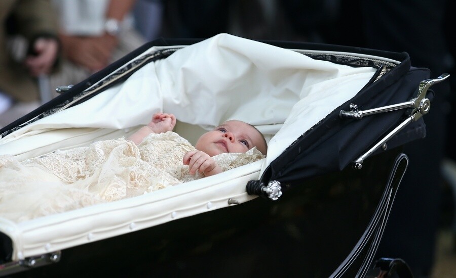 夏綠特公主首次亮相於聖瑪麗教堂的洗禮儀式上！嬰兒的夏綠特公主擁