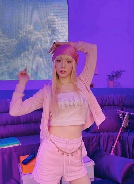 而太妍便示範了以粉紅色三角頭巾加上齊瀏海及染上一頭金髮示人！