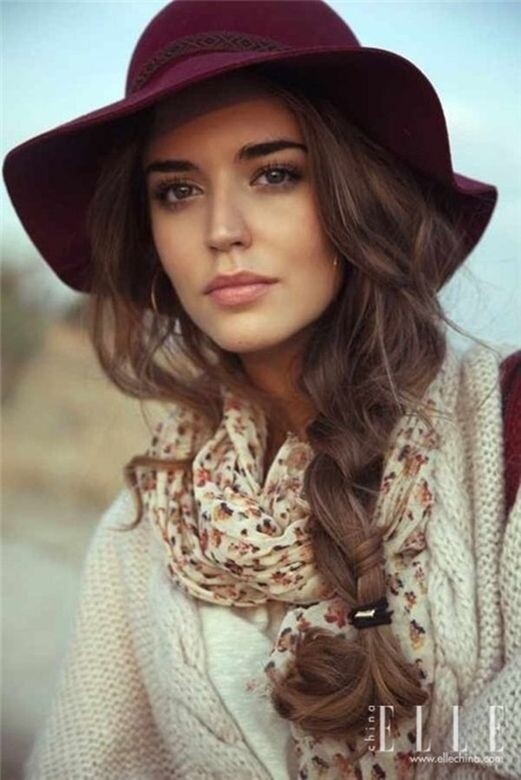 擁有一頭漂亮的長髮的話，還可以通過編織玩出不同花樣！戴上帽子的時