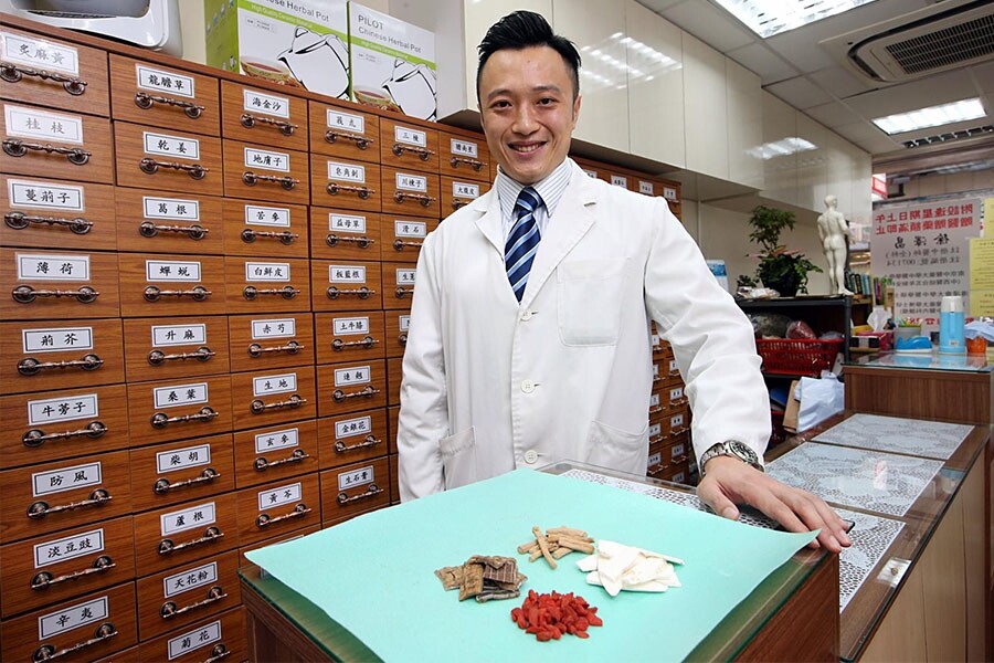 今次《ELLE》請來註冊中醫師徐澤昌，教大家預防和舒緩冬季鼻敏感。