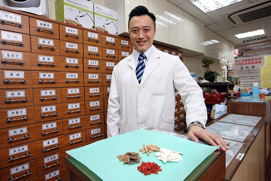 註冊中醫師徐澤昌認為，一般女性月經的問題包括痛經、月經先期、月經後