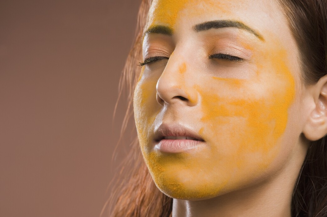 除了進食之外，用薑黃敷臉也是好處多多，是天然美容的佳品。薑黃中的薑