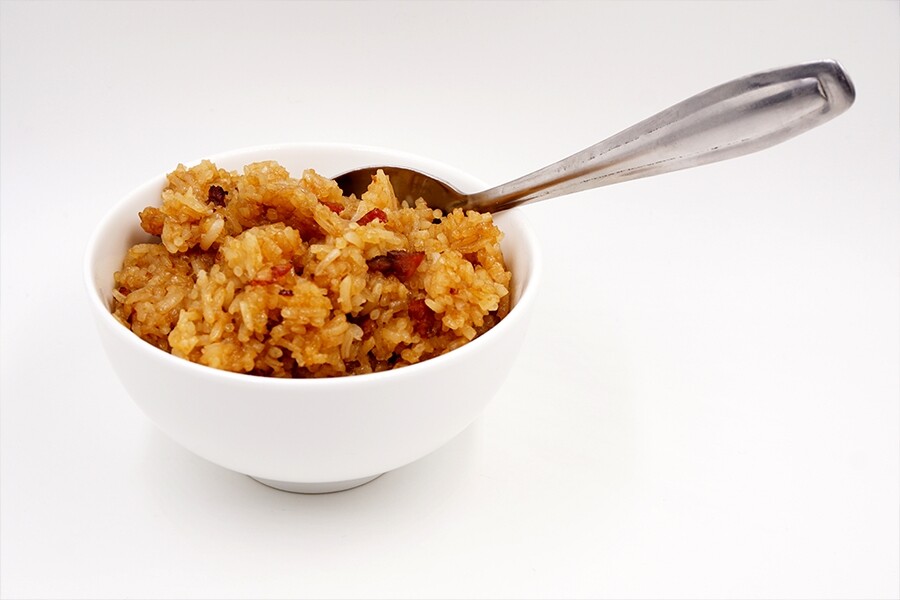 臘味糯米飯主要材料包括糯米、臘腸和臘肉。糯米本身熱量不高，與白米相