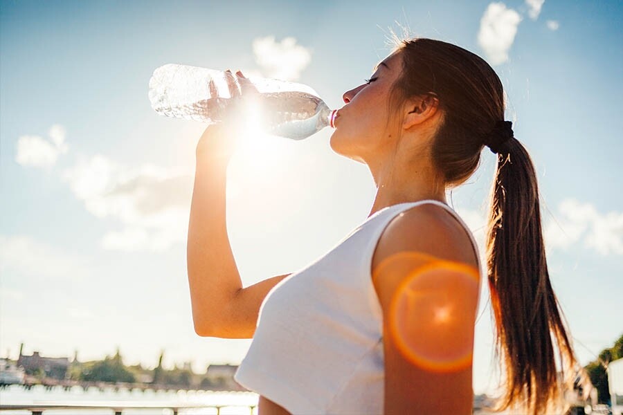 別以為喝水會令水腫問題更嚴重，其實飲水量與水腫並無關係，正常人每