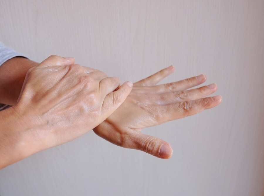 要知道洗手變成傷手，原因是因為經常濕水，長期接觸消毒酒精及肥皂，令