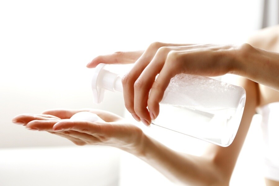 用温水，同時選擇成分温和的洗手液，減少刺激皮膚。但凡含用含香料、色素