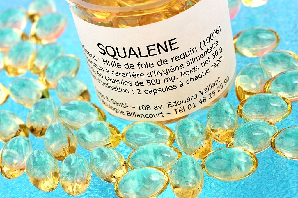 角鯊烯(Squalene)是一種本身存在於人體的天然油脂，亦可萃取自鯊魚的肝臟、橄